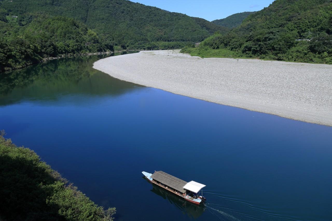 Image 1: The miraculously clear Niyodo River, with its soothing Niyodo blue waters (Kochi Prefecture)