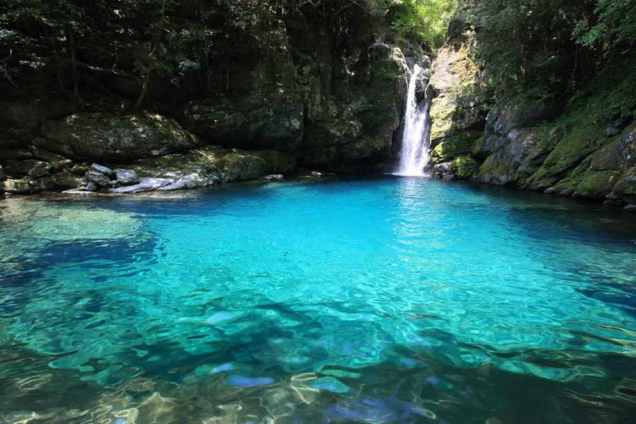 Image 2: The miraculously clear Niyodo River, with its soothing Niyodo blue waters (Kochi Prefecture)
