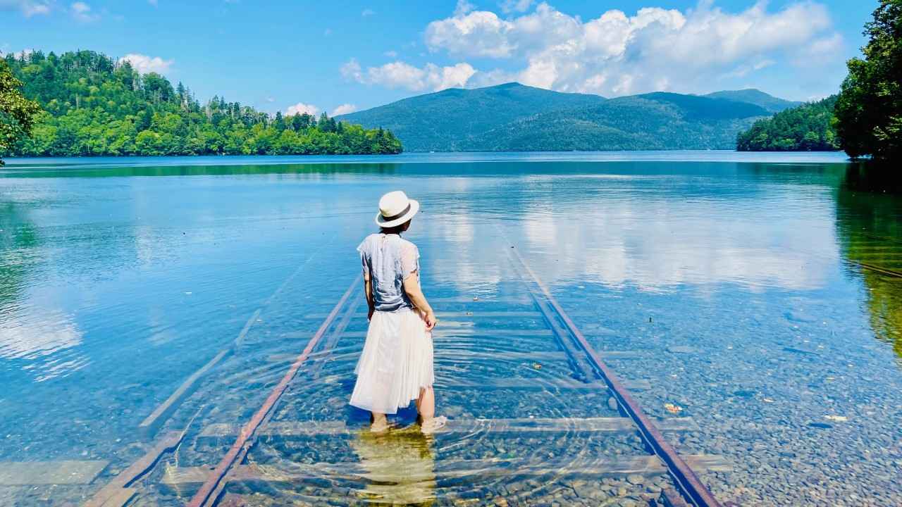 Image 2: "Railroad tracks submerged in the lake" lead to a fantasy world at Lake Shikaribetsu (Hokkaido)