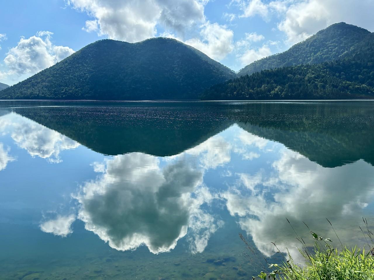 Image 1: "Railroad tracks submerged in the lake" leads to a fantasy world at Lake Shikaribetsu (Hokkaido)