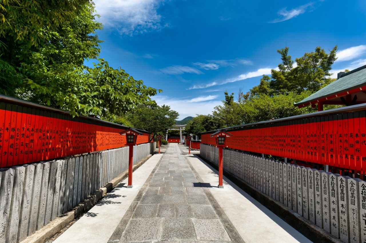 Image 2: Maybe your favorite person's name is there? A power spot frequented by celebrities: Kurumazaki Shrine (Kyoto)