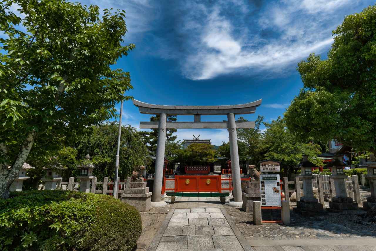 Image 1: Maybe your favorite person's name is there? A power spot frequented by celebrities: Kurumazaki Shrine (Kyoto)