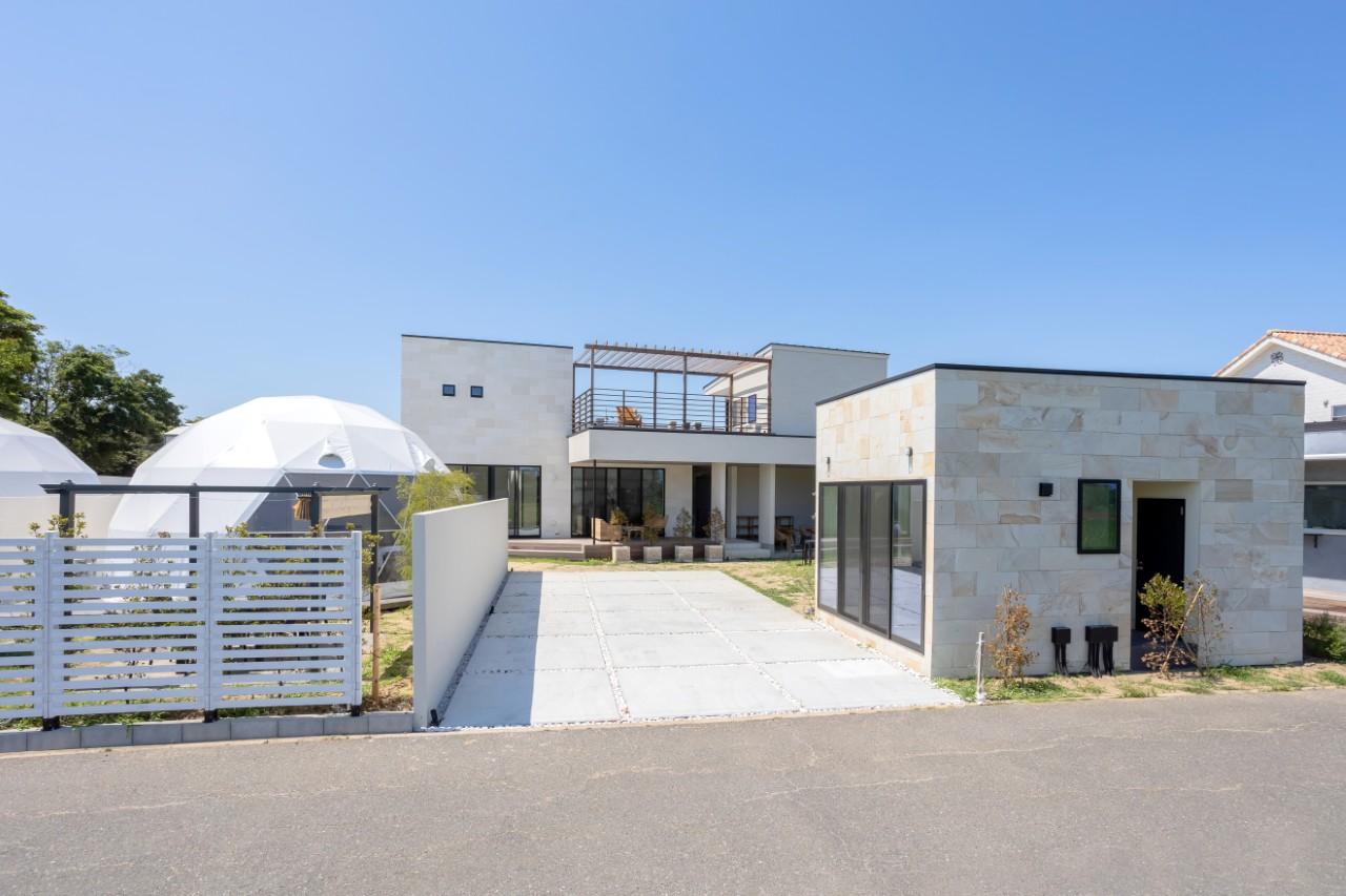 画像: 施設外観(右手前:レセプション 奥:Villa棟パーティールーム)