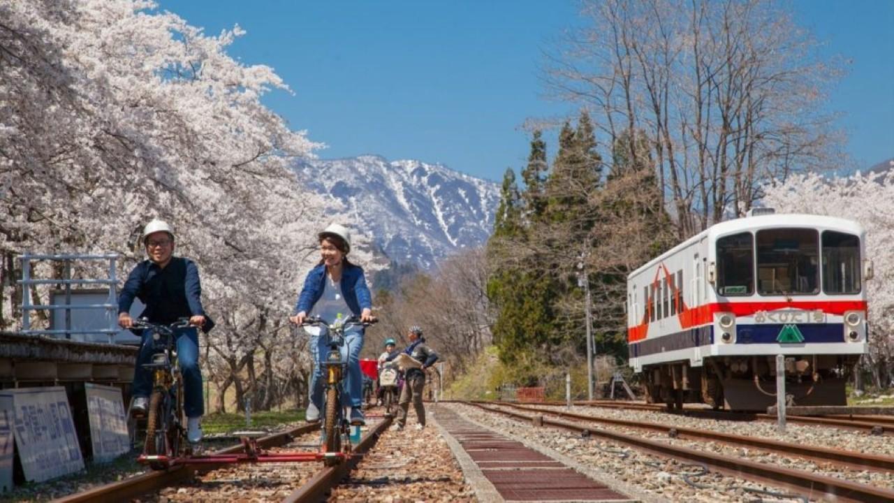 Photo 1: Cycling on railroad tracks?! "Rail Mountain Bike" (Gifu Prefecture)