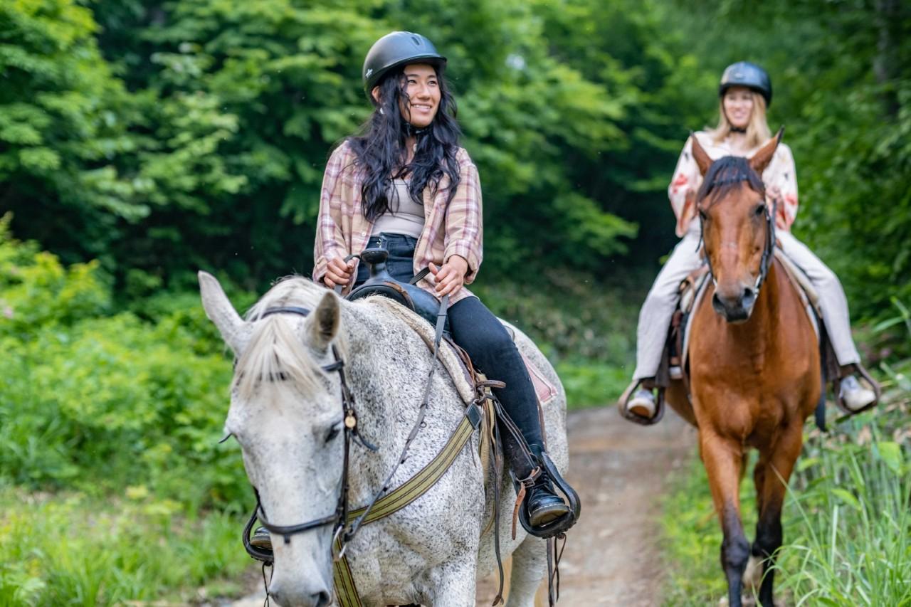 Image 1: Enjoy the spectacular view of the Northern Alps from horseback "Horse Trekking" (Nagano Prefecture)