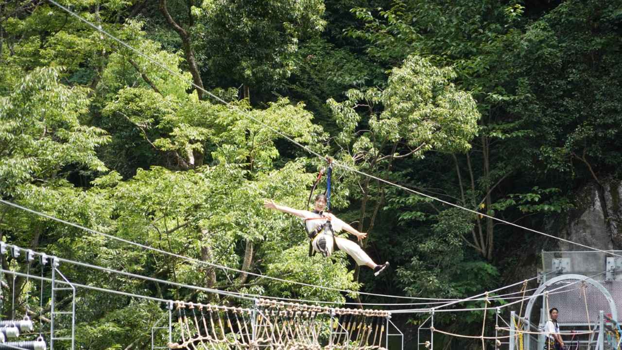Image 4: "Screaming Suspension Bridge & Zipline" where you can experience fear and exhilaration at the same time (Kochi Prefecture)