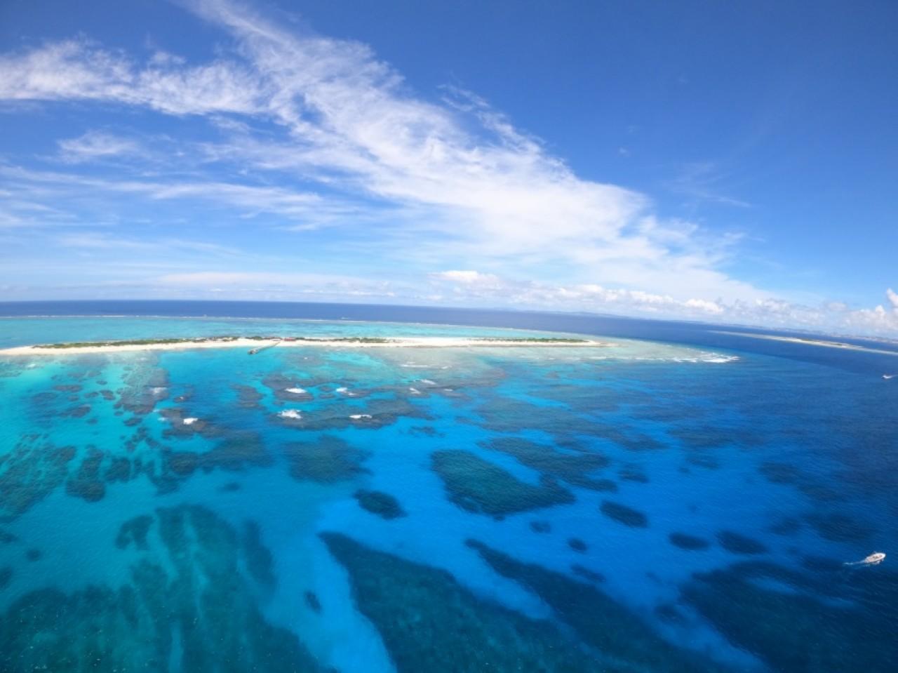 Image 2: "Parasailing" - a stroll through the air over the beautiful ocean (Okinawa Prefecture)