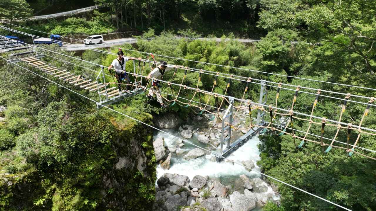Image 2: "Screaming Suspension Bridge & Zipline" where you can experience fear and exhilaration at the same time (Kochi Prefecture)
