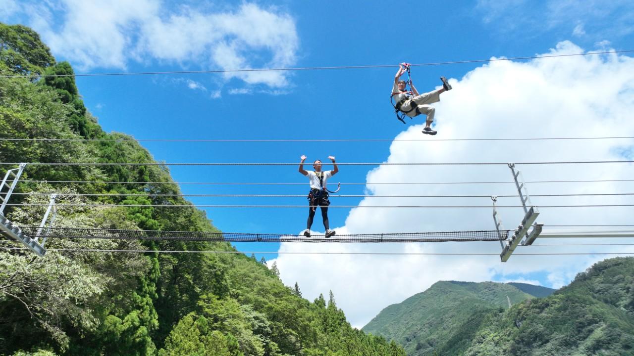 Image 1: "Screaming Suspension Bridge & Zipline" where you can experience fear and exhilaration at the same time (Kochi Prefecture)