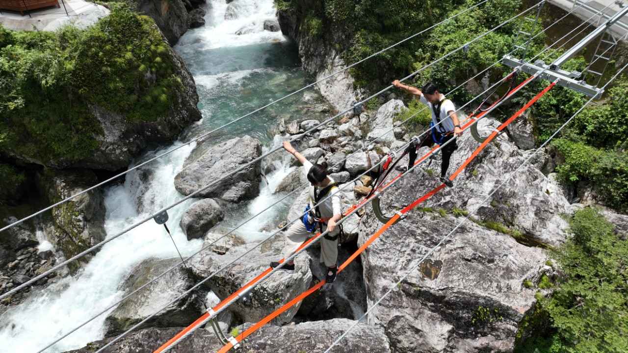 Image 3: "Screaming Suspension Bridge & Zipline" where you can experience fear and exhilaration at the same time (Kochi Prefecture)