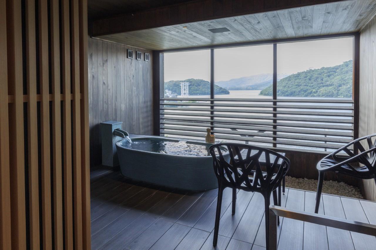 Image 4: Relaxing with hot spring water and tea, then taking a meal break