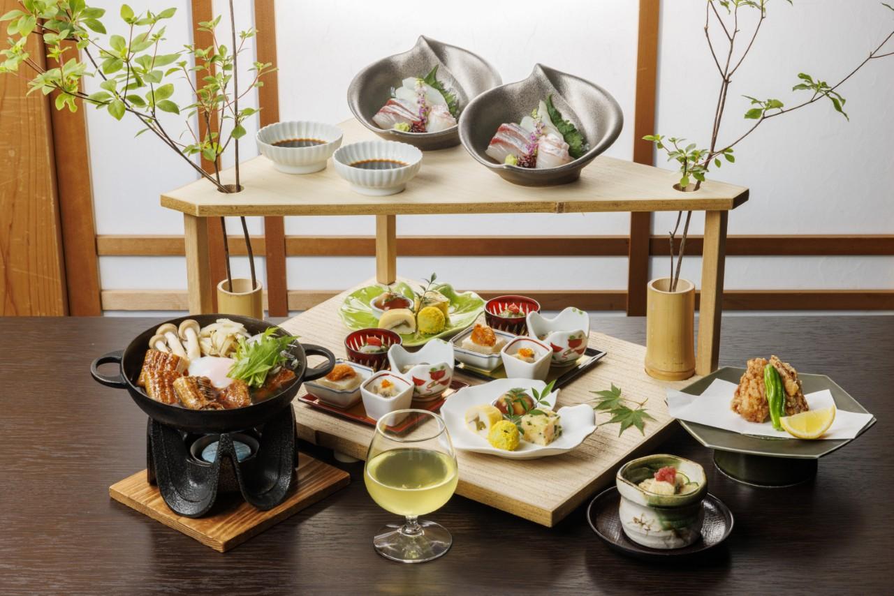 Image 1: For dinner, we had eel and even puffer fish. All the delicious delicacies of Enshu