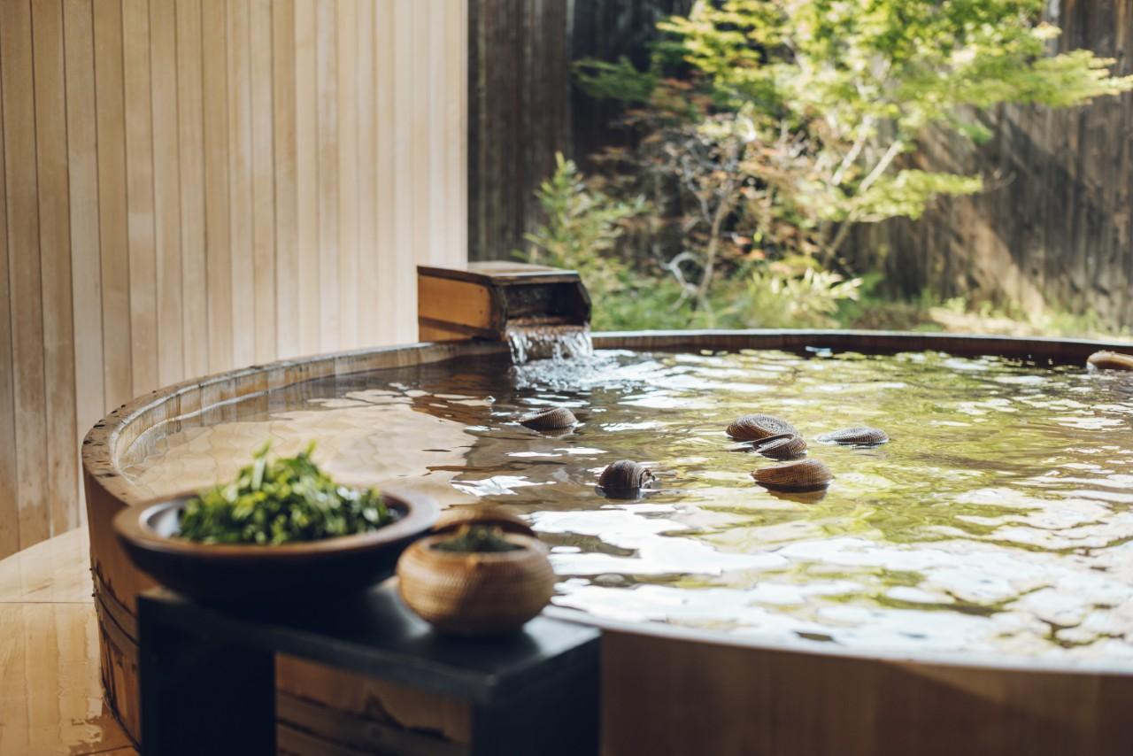Image 6: Relaxing with hot spring water and tea, then taking a meal break