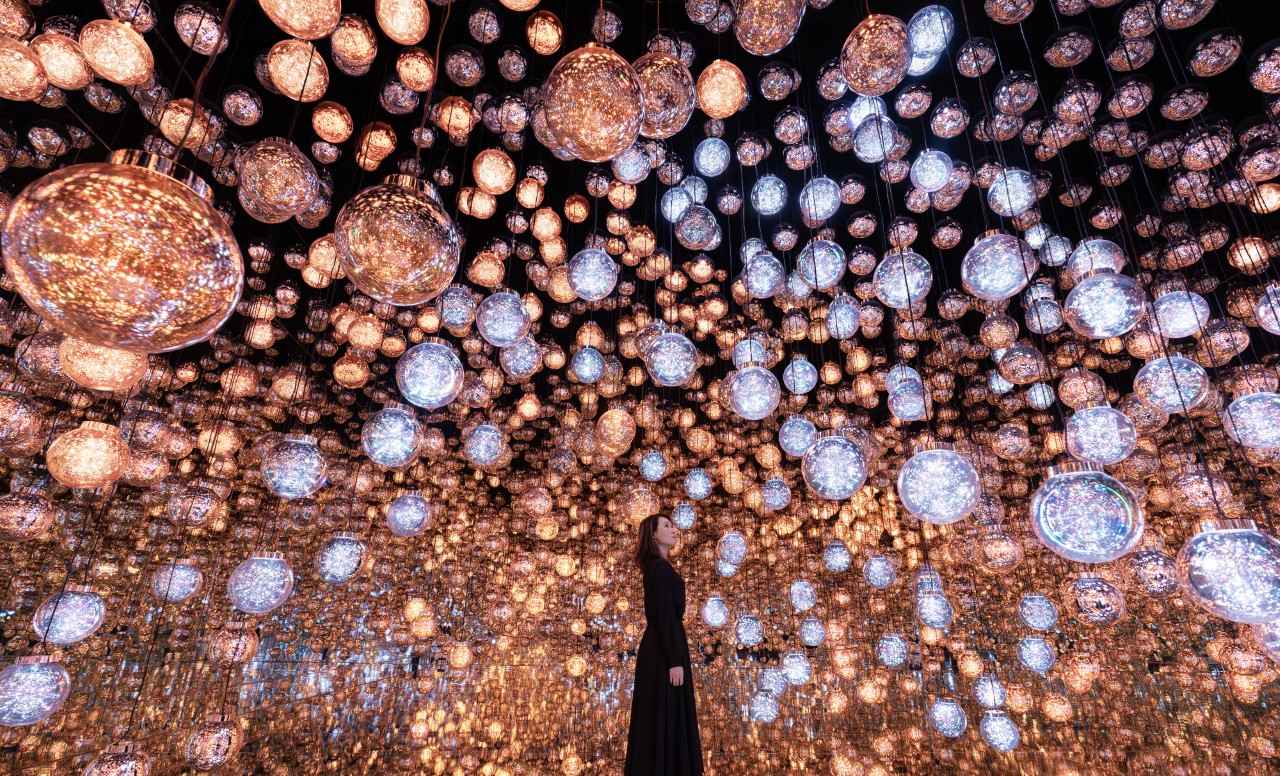 Image: teamLab "Bubble Universe: Spherical Crystallized Light, Wobbling Light, and Environmental Light - One Stroke" © teamLab