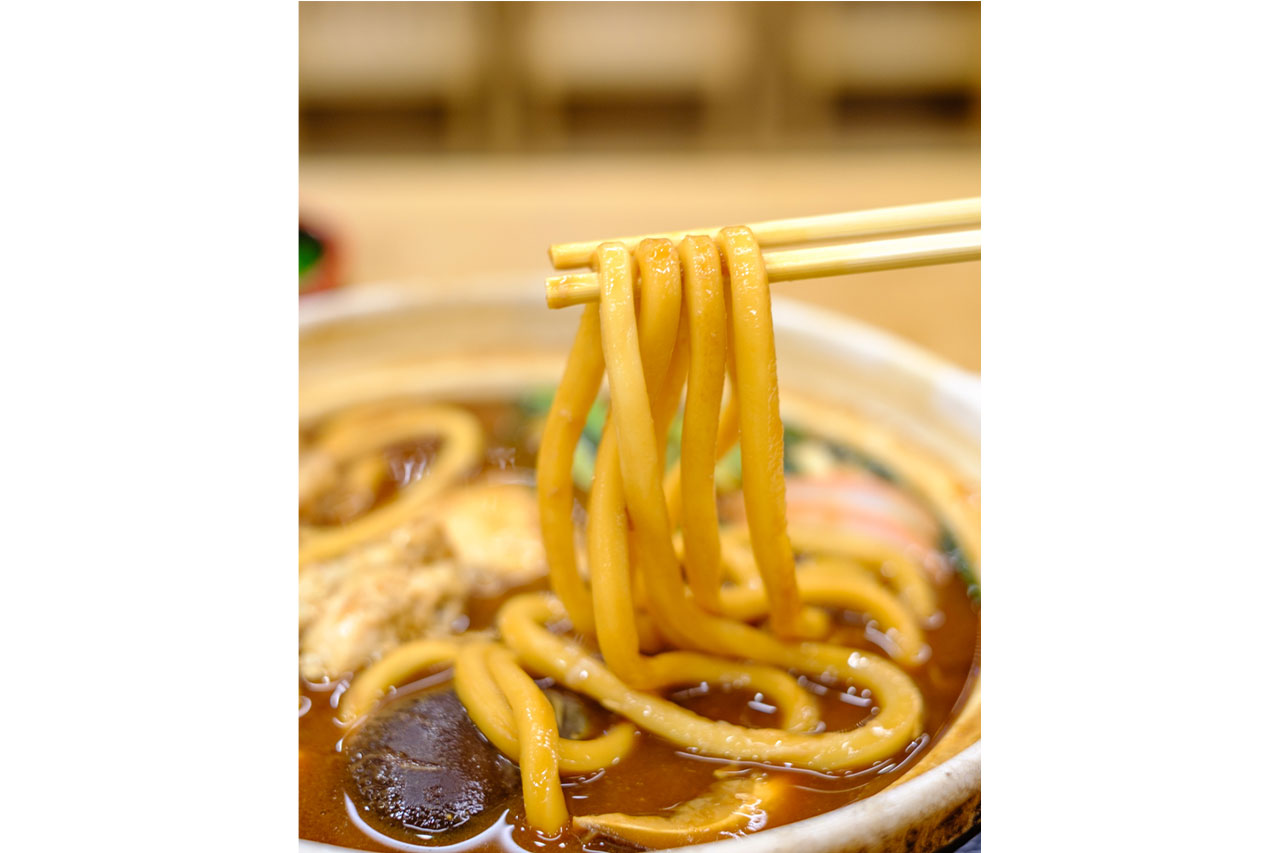 画像: 奥三河鶏の旨みが染み出す鶏肉と野菜や卵が一体となり味わい深い。コシの強い麺と深いコクの八丁味噌が絡み合い、心も体も温まる