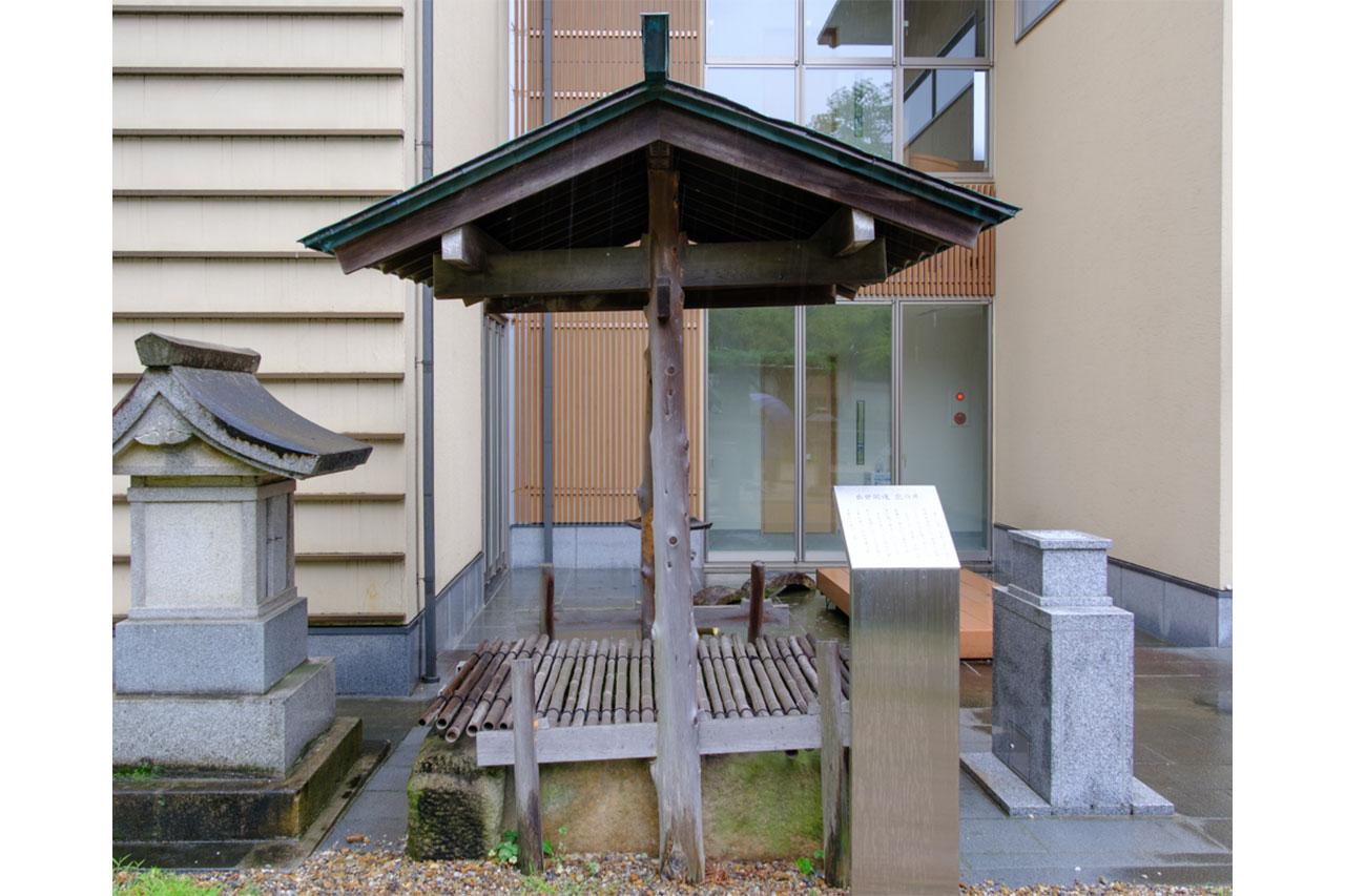 Image: Dragon Well is an old well where it is said that the dragon god appeared when Ieyasu was born. It is said to bring good luck in career advancement and good fortune, and is visited by many worshippers.