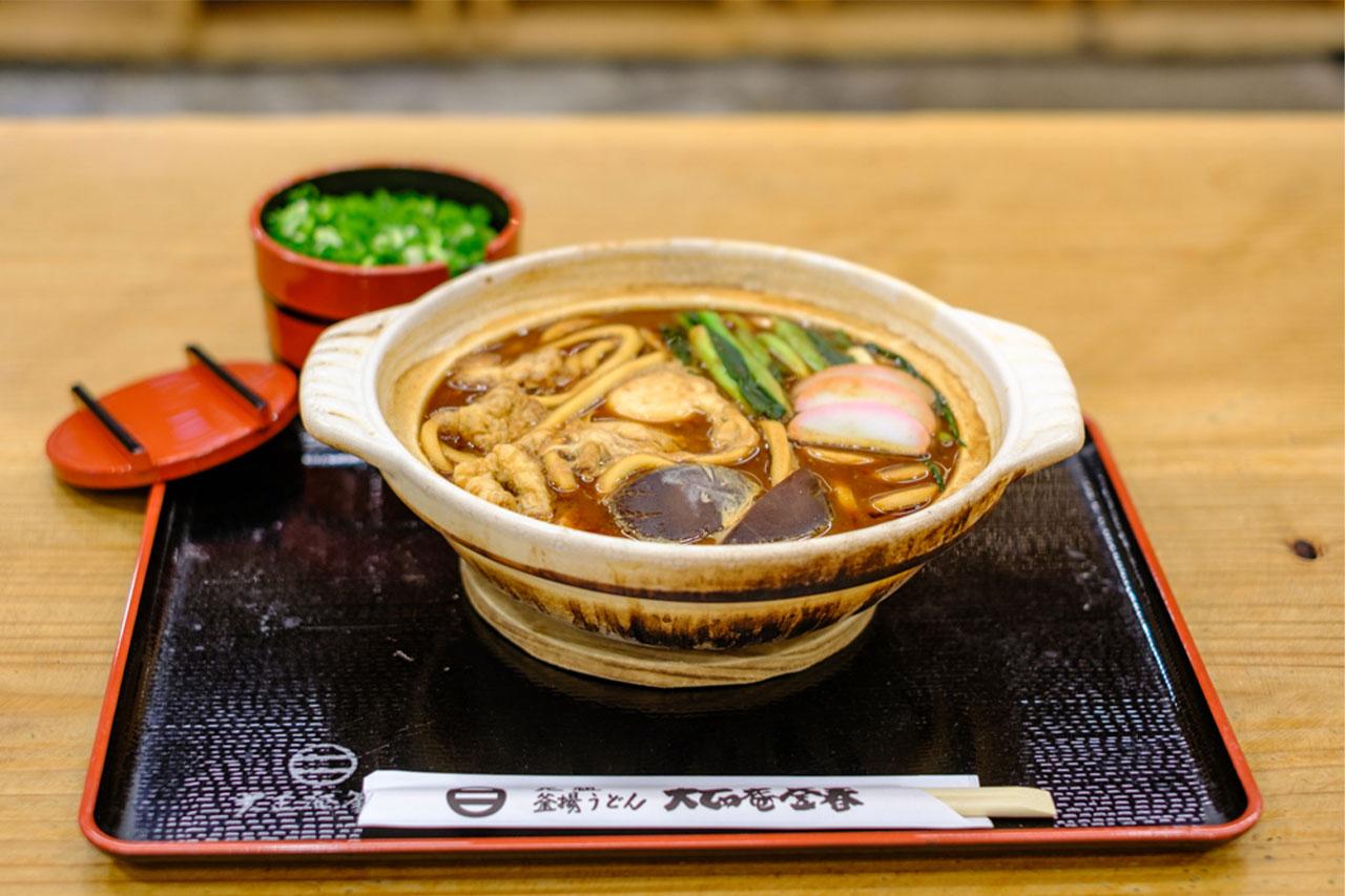 画像: 土鍋のふたを開けた瞬間に立ち上る、八丁味噌の芳醇な香りに食欲全開