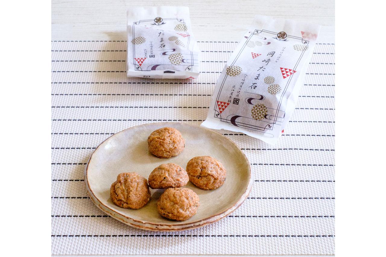 画像: 味噌桶の重しに使われる「たま石」をモチーフにした、八丁味噌の町・岡崎の名物お菓子「岡崎たま石」。開けた瞬間からふわりと広がる八丁味噌の香りと、ほろりと軽やかにさくっとした食感