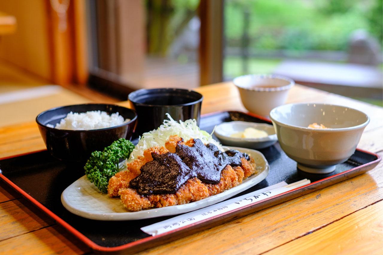 画像: 岡崎城散策の後は、「いちかわ」の名物味噌カツで決まり。丁寧に炊いた味噌ダレをたっぷり載せた人気メニュー