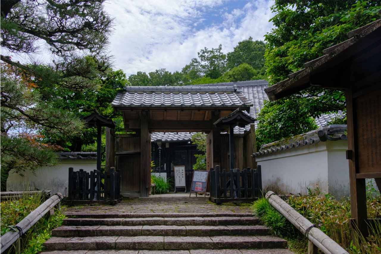 画像: 現存しているのは、書院のみ。玄関の門をくぐって中へ入ると、庭園拝観が可能