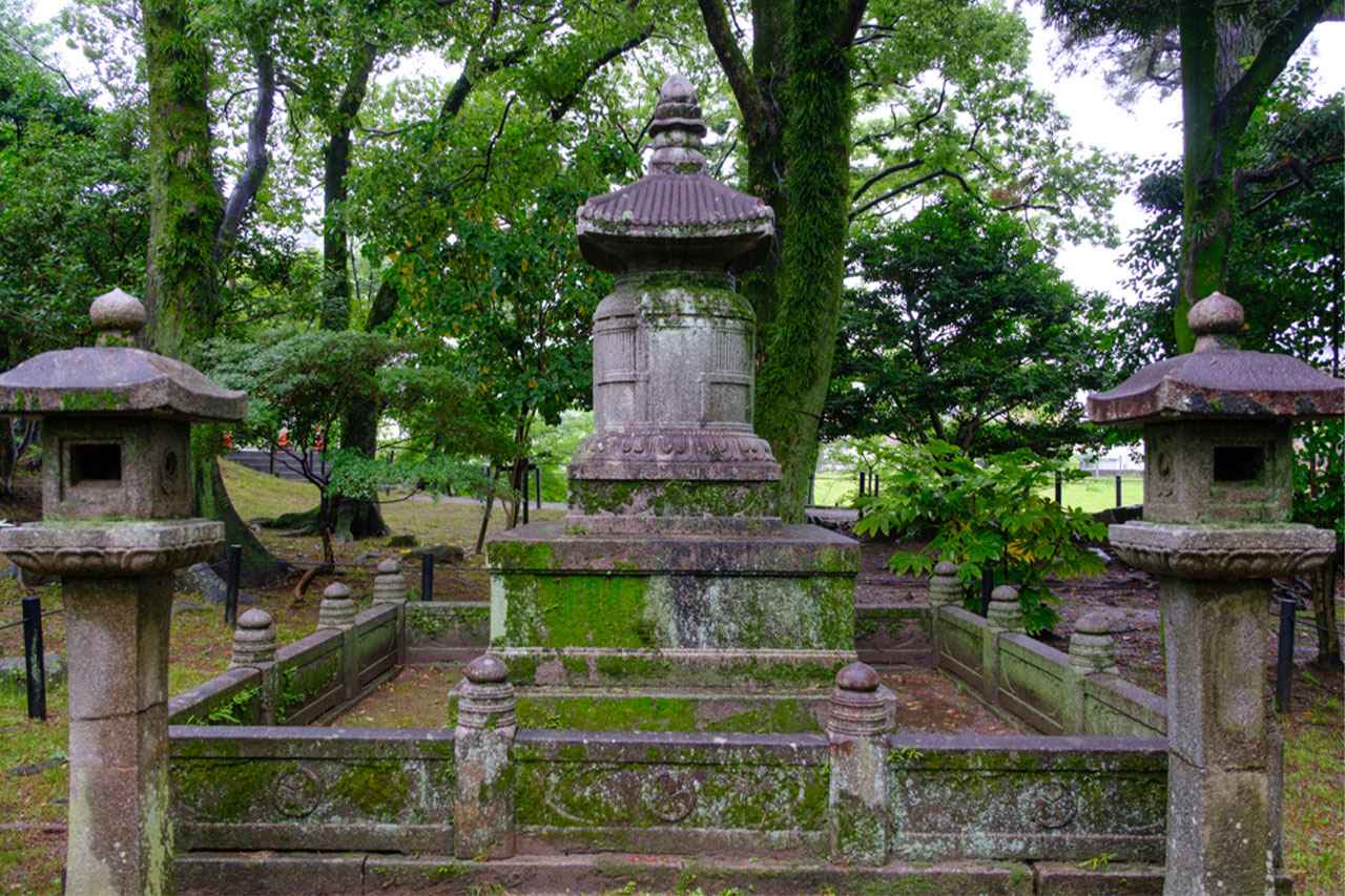 Image: "Ena Zuka," where the umbilical cord of Tokugawa Ieyasu is said to have been stored. This mound conveys the custom of the time of praying for the healthy growth of babies.