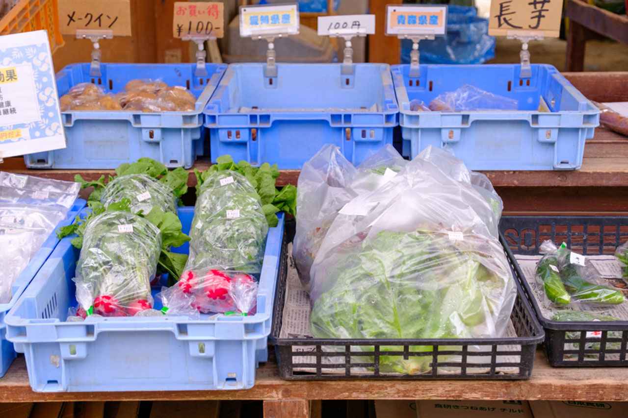 画像: 旬の野菜が手軽に買える直売所も併設