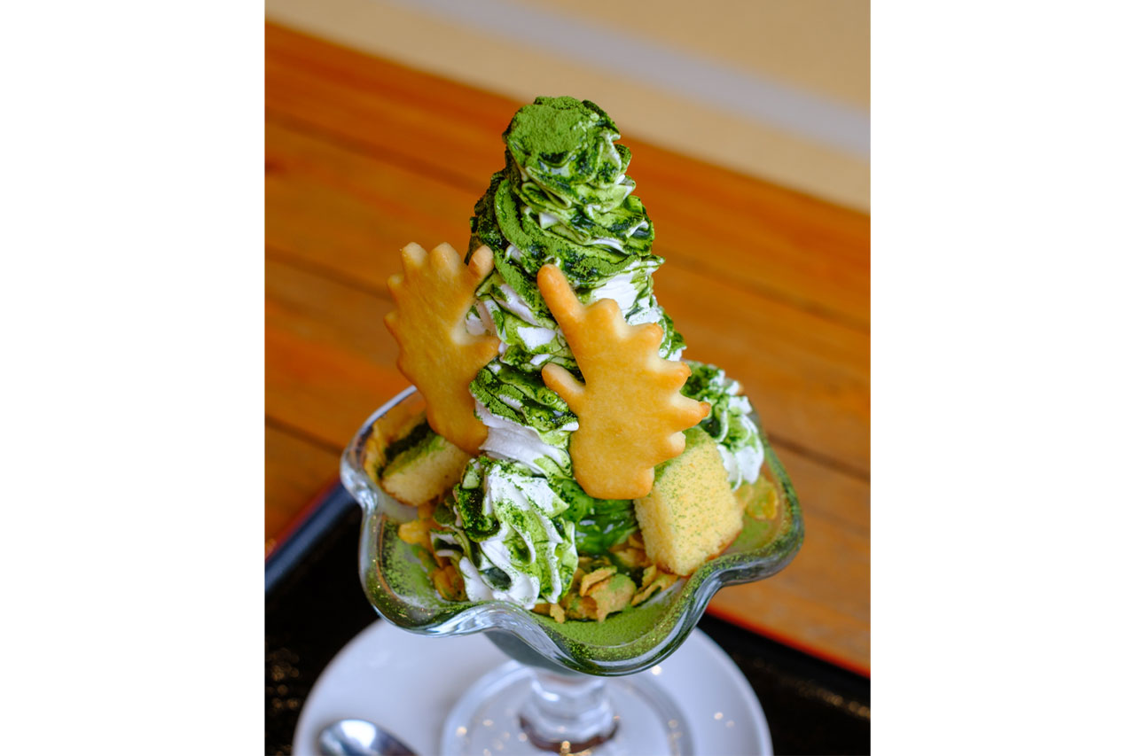 Image: An original cookie inspired by Ieyasu's helmet and a hearty local parfait made with plenty of Nishio matcha.
