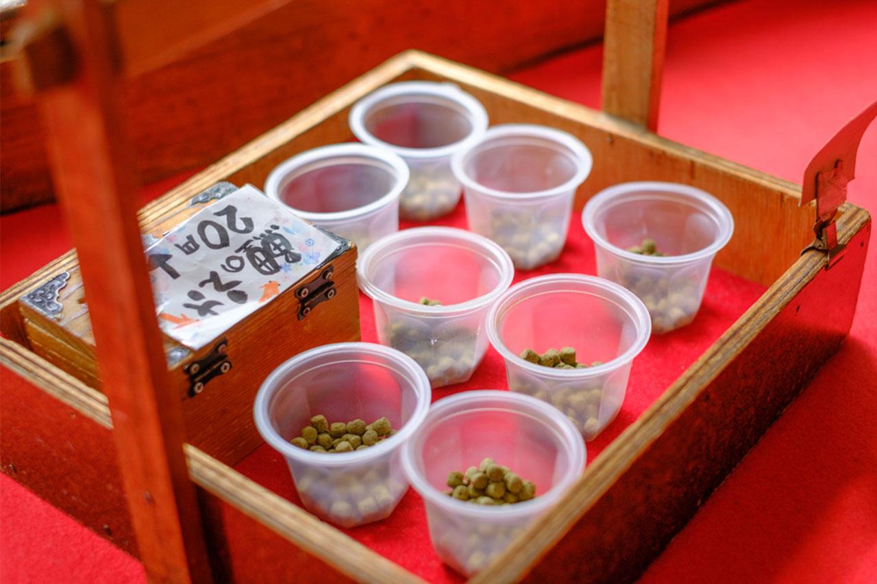 画像: 静かな庭園で優雅に泳ぐ鯉に餌をあげることができ、心和むひとときを過ごせる