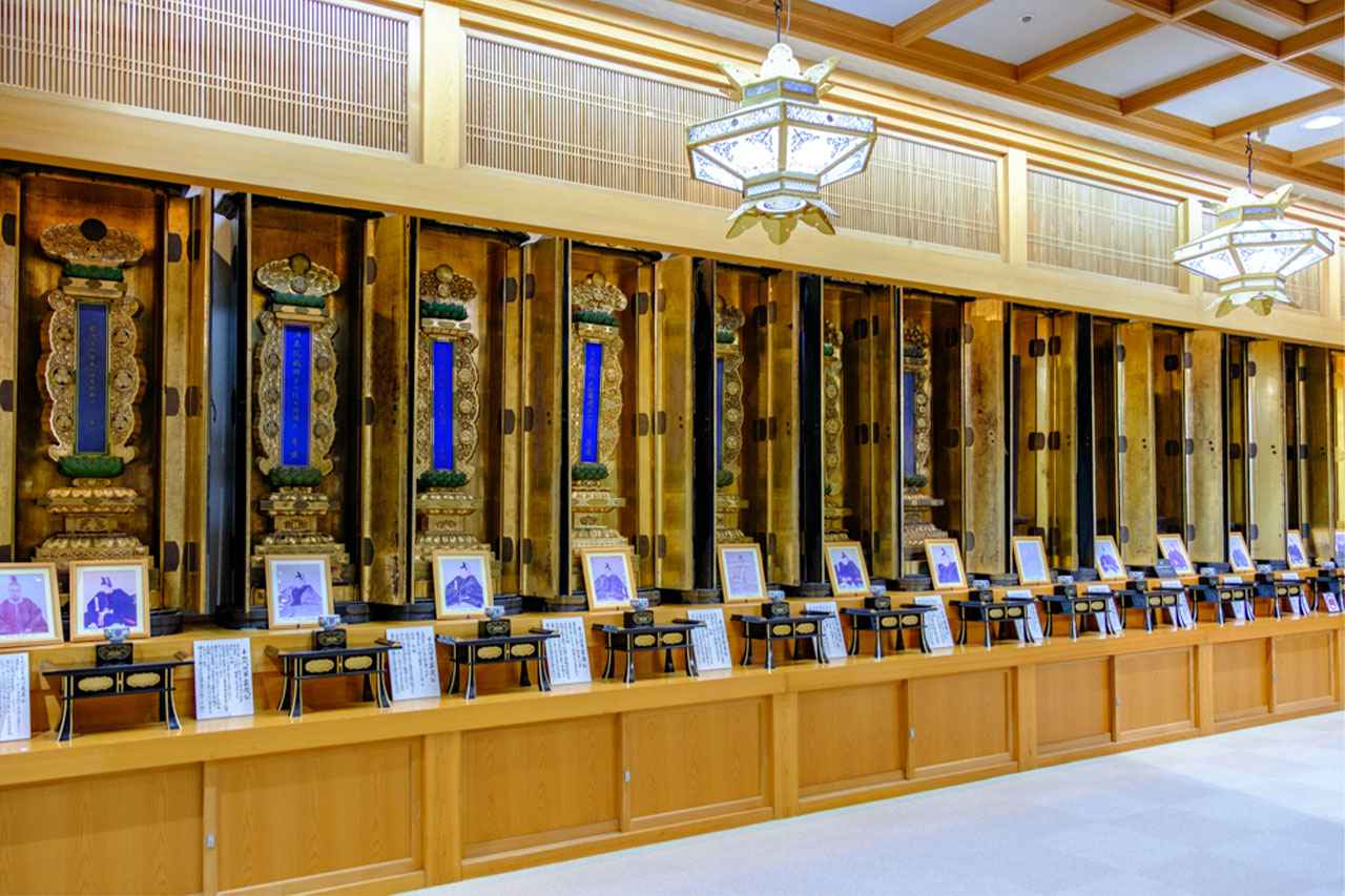 Image: In the treasure hall, life-sized memorial tablets of successive shoguns, including Ieyasu, are enshrined. In front of the memorial tablets are portraits of the shoguns and inscribed details such as their birth and death dates and achievements, making them historical documents.