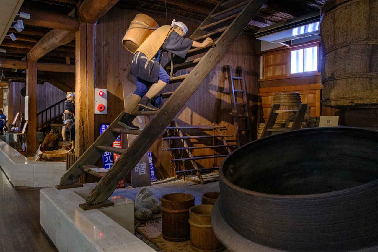 Image: The history and process of making Hatcho miso is realistically reproduced using life-sized dolls modeled after the craftsmen who actually worked there at the time.