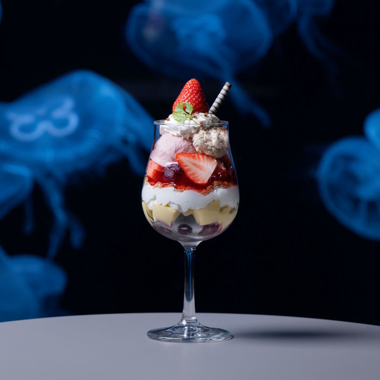 Image 2: AOAO SAPPORO [Hokkaido] | Enjoy an evening at the aquarium with beer and a parfait