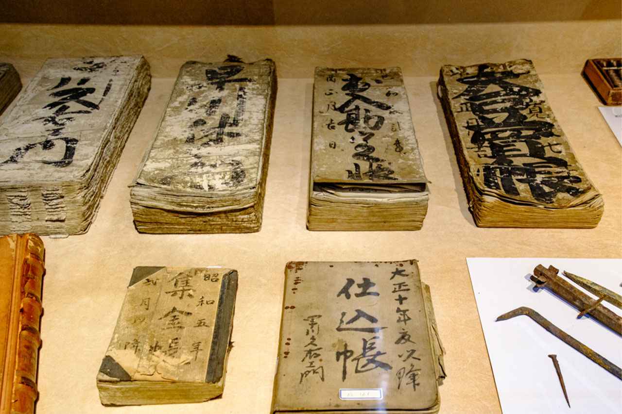 Photo: Old documents and materials unique to a brewery that has been in business since the Edo period are on display