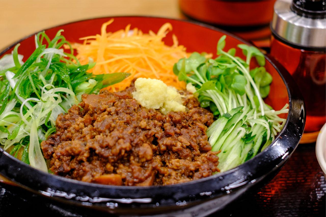 画像: 老舗蔵「まるや」の八丁味噌を使い、さまざまな食感が楽しめる、混ぜるほどに旨みが増す逸品