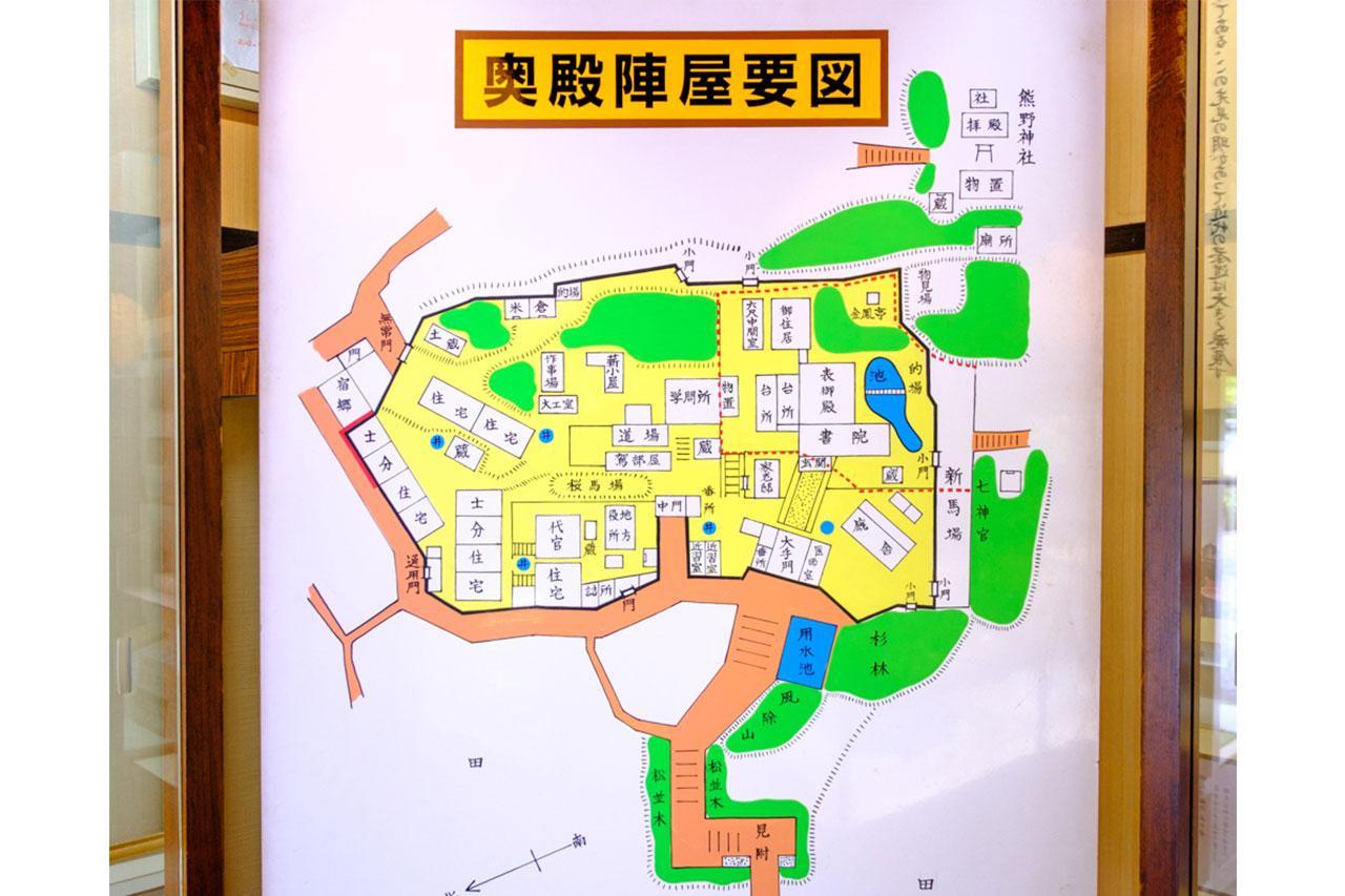 画像: 南半分が藩主邸、北半分に役所や侍の屋敷が建っていた。敷地内に33棟の建物があったとされる