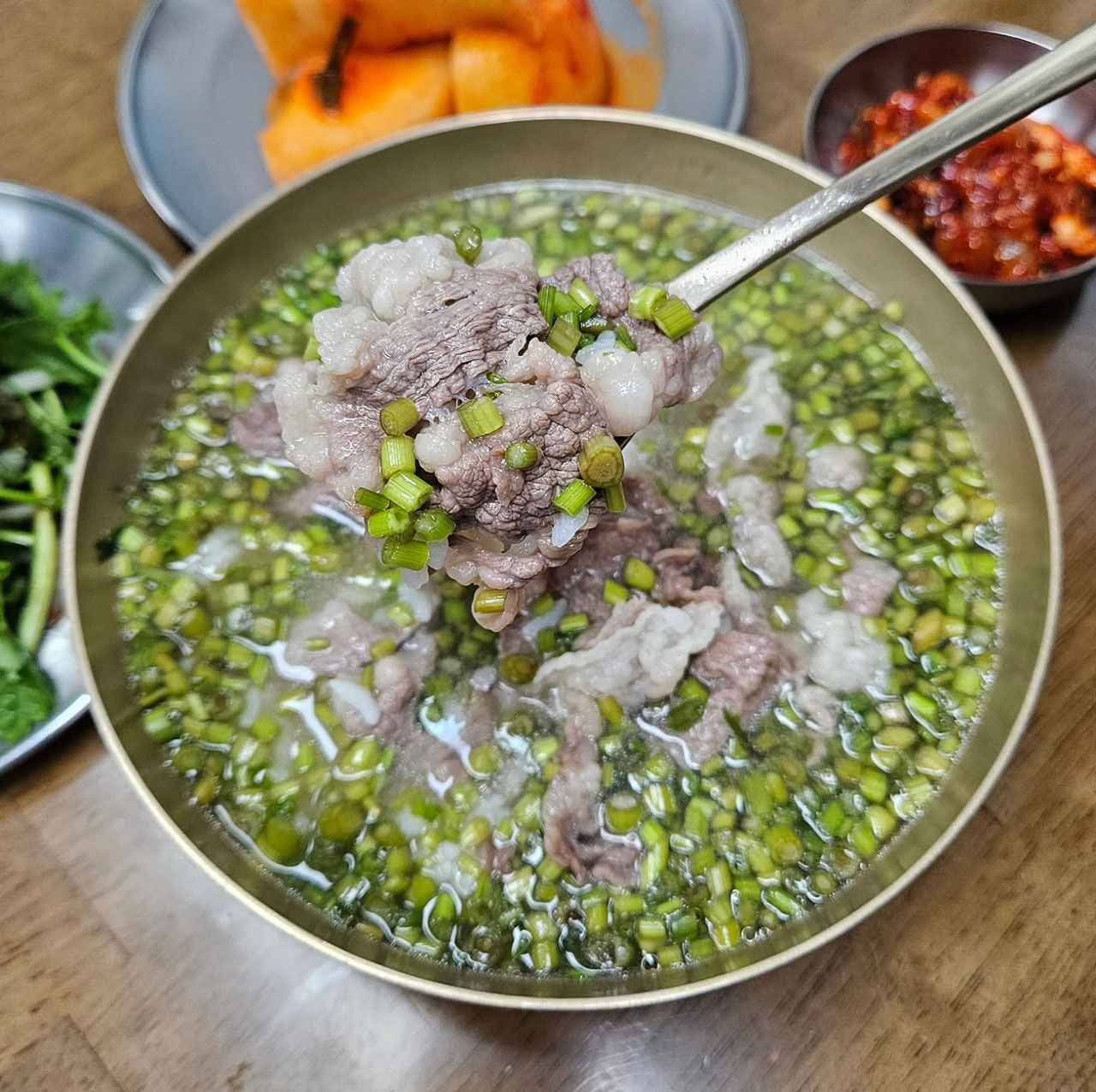 Photo: [Minari Yukhoe] Yukhoe with plenty of parsley is popular at "Neungdong Minari"