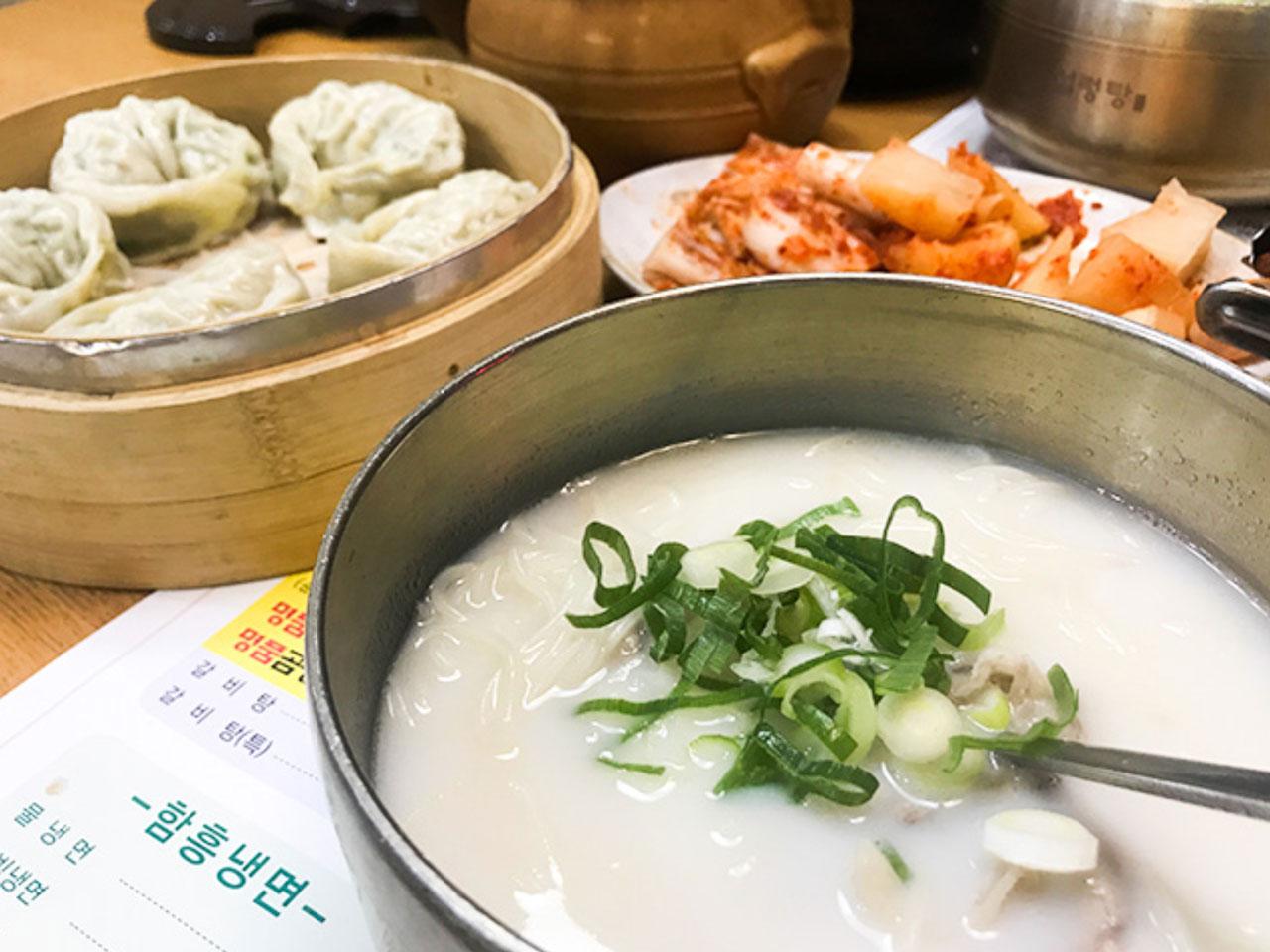 Image: [Seolleongtang] "Sinchon Seolleongtang" is a dish that combines a gentle taste and delicious flavor.