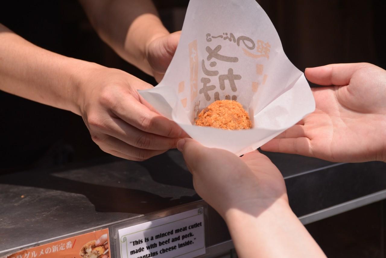 Image 4: [Menchi-katsu] "Kuroge" - the exquisite harmony of high-quality Wagyu beef and over-stretched cheese