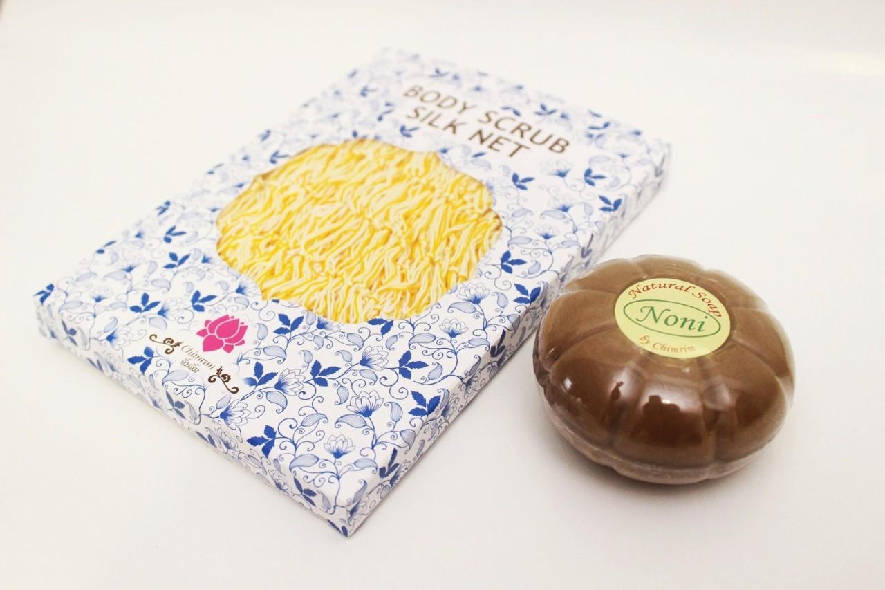 画像: 写真右からノニ石鹸（120g）145バーツ（日本円で約660円）、ボディスクラブネット300バーツ（日本円で約1,380円）