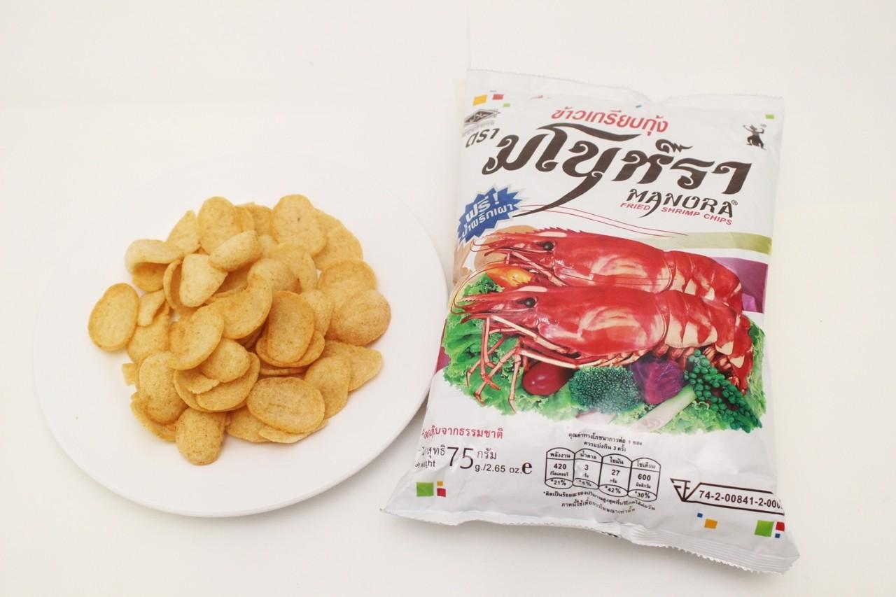 画像: 「マノーラ」のエビセン（75g）30バーツ（日本円で約140円 ※Fuji Superでの小売価格）