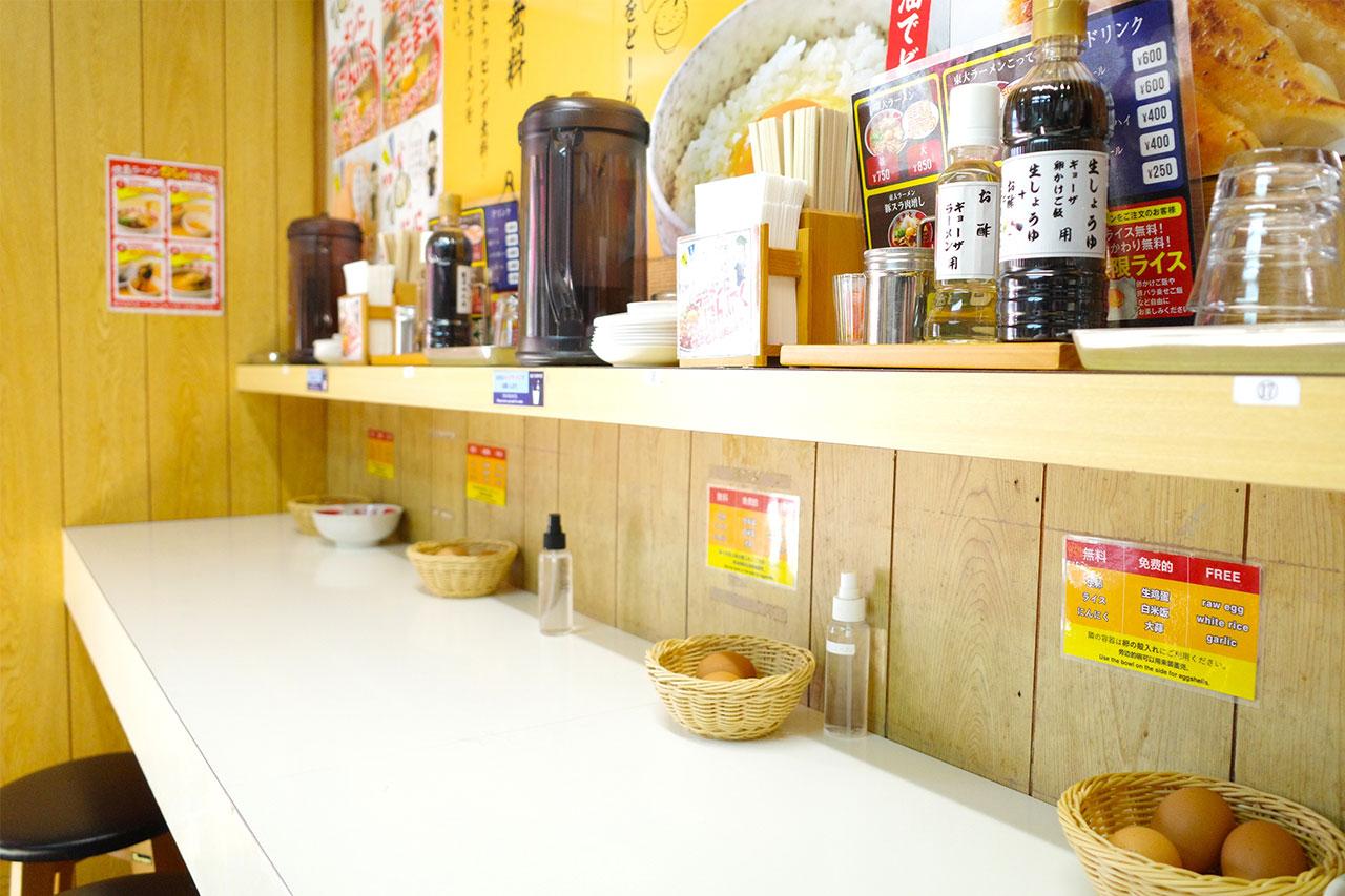 画像2: 無料生卵＆無限ライス付きで満腹必至！徳島ラーメンといえば「ラーメン東大 大道本店」