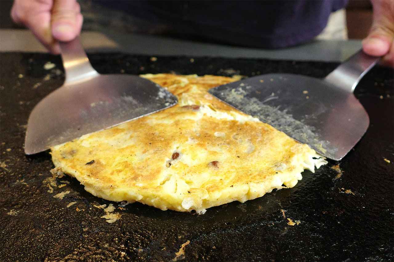 画像6: ご当地お好み焼き「豆玉天」とは？昭和42年創業「いか十」で味わう半世紀の味
