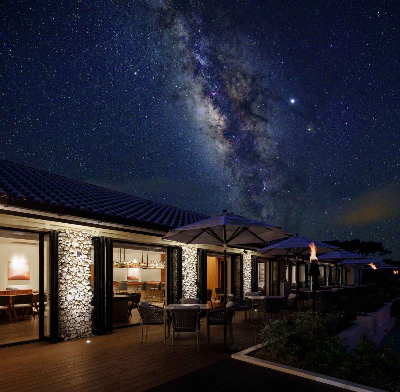 画像: ビーチから望む星空も必見です。