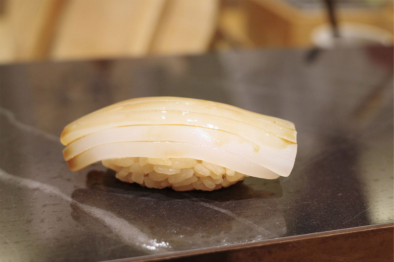 画像3: 江戸前の技と地元の旬が織りなす鮨の物語「すし瀬名波」