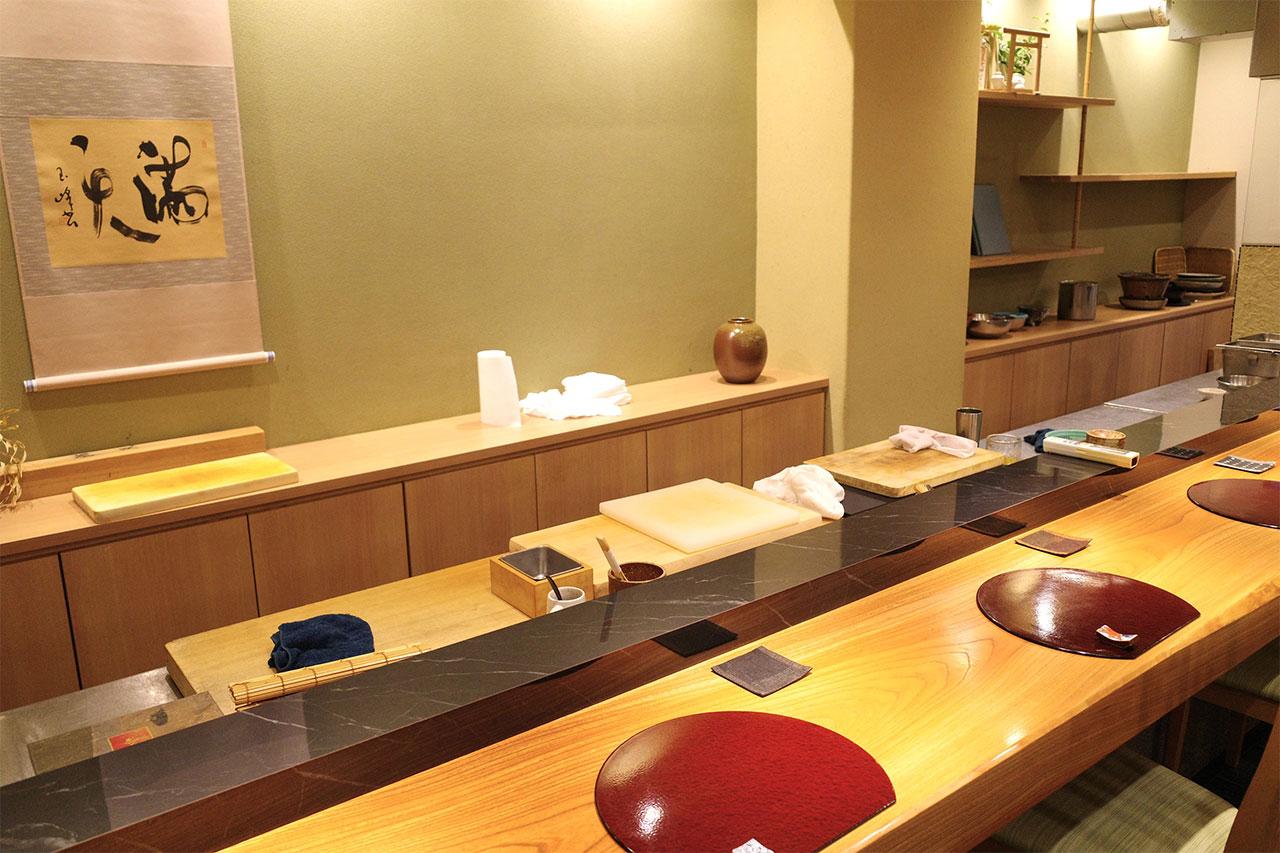 画像2: 江戸前の技と地元の旬が織りなす鮨の物語「すし瀬名波」