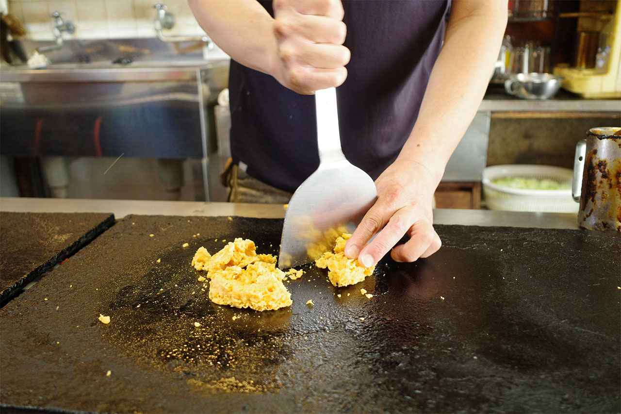 画像3: ご当地お好み焼き「豆玉天」とは？昭和42年創業「いか十」で味わう半世紀の味