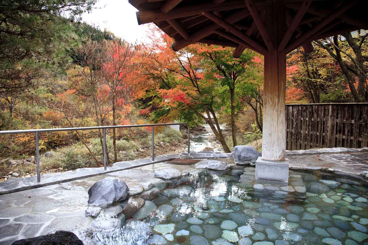 画像: 四季折々の四万川の景観と湯を同時に楽しめる日帰り温泉施設「四万清流の湯」