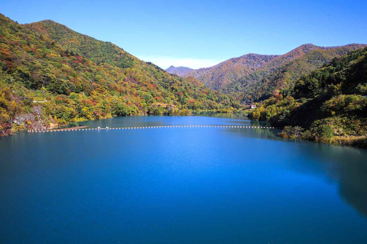 画像: 秋の四万温泉を彩る絶景スポット「奥四万湖」