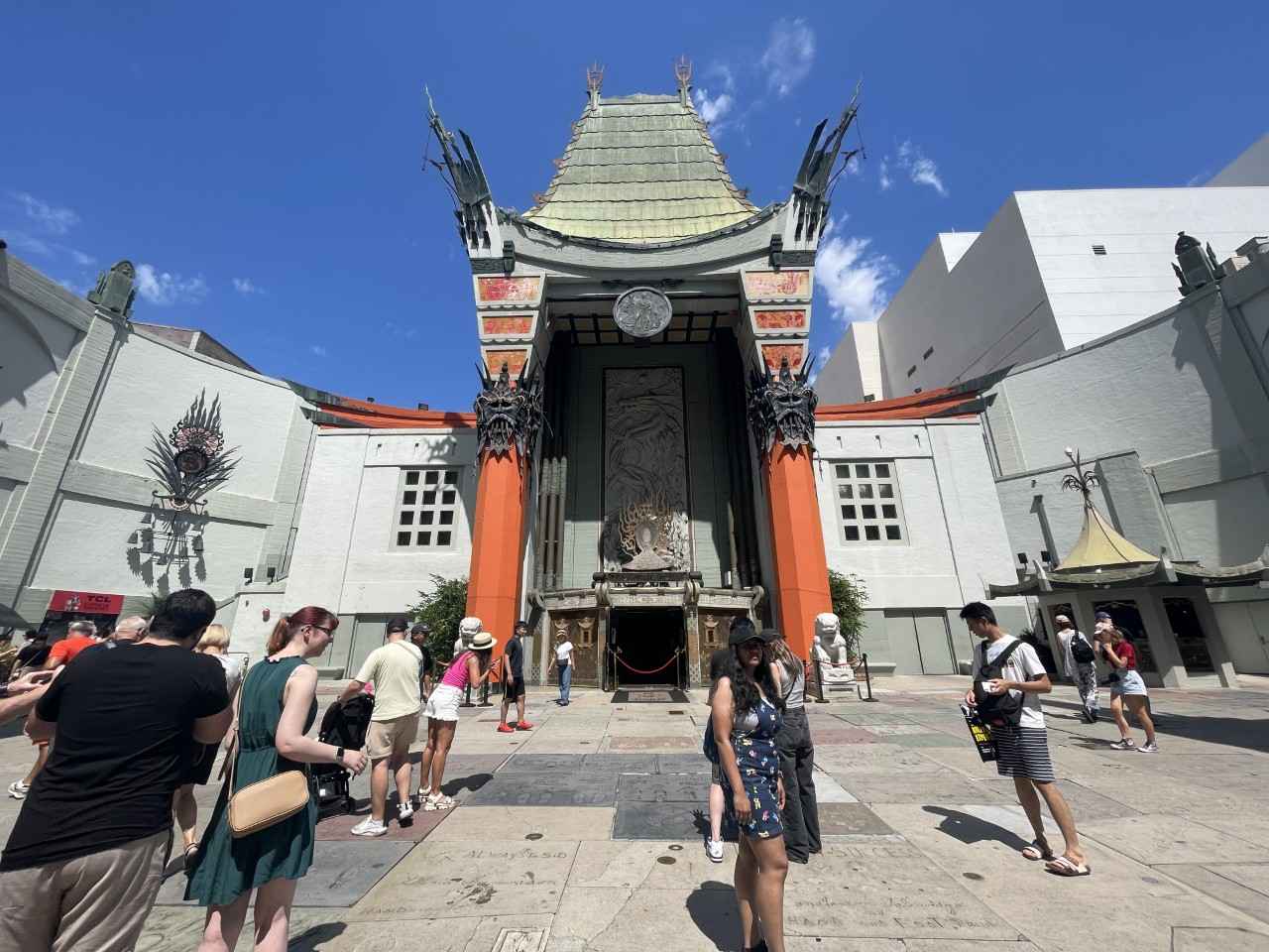 画像: 映画スターの足跡がここに！「TCLチャイニーズ シアター」