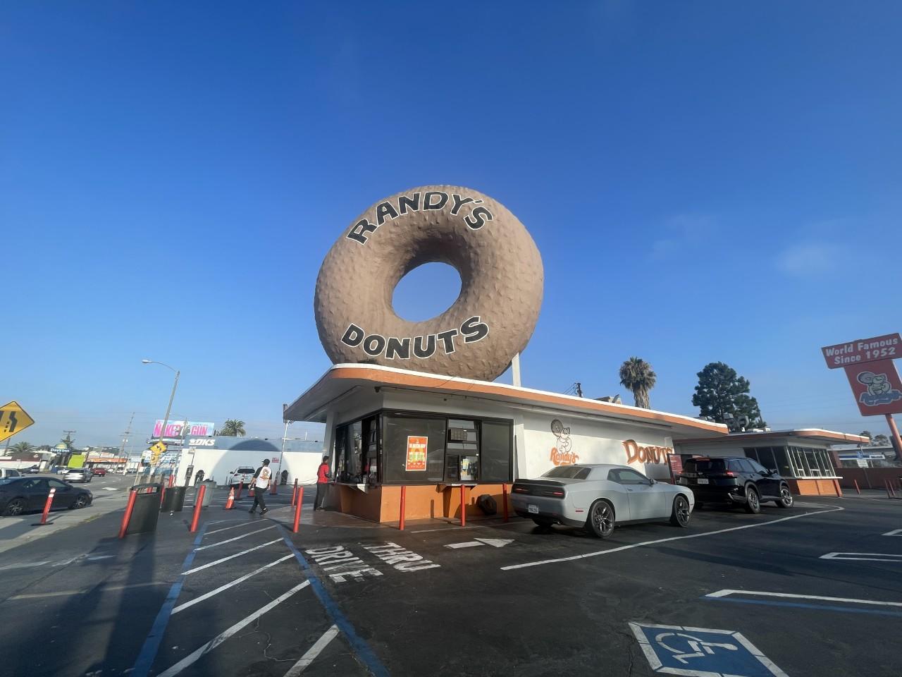 画像: ロサンゼルス創業の「ランディーズドーナツ」第1号店に寄り道