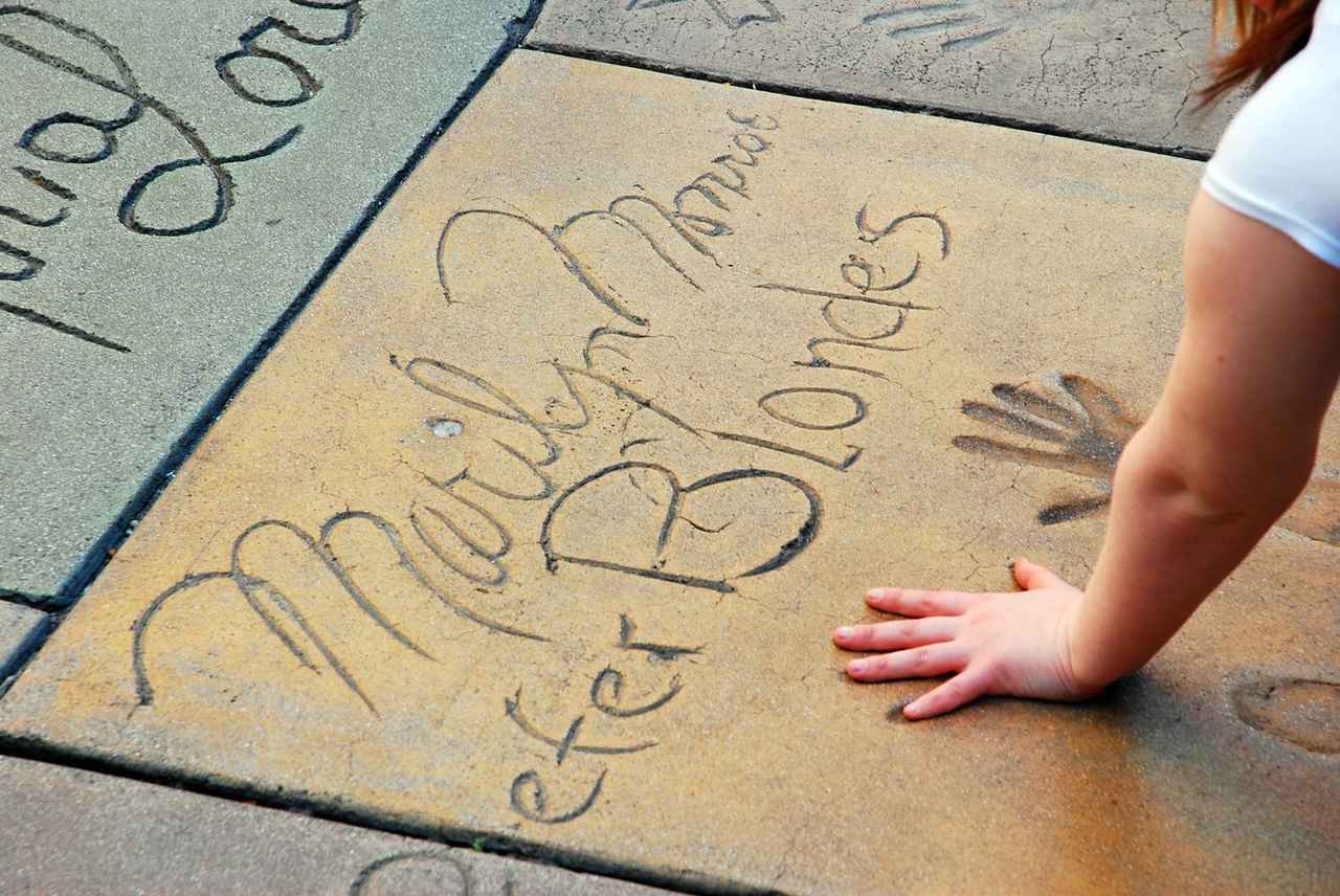 画像: マリリン・モンローの手形 iStock/Kirkikis